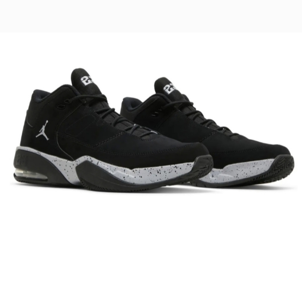 Jordan Max Aura 3 in a black and wolf grey